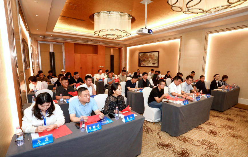 内蒙古自治区医疗器械行业协会第四届理事会第一次会议选举产生新一届领导班子2025年9月13日上午，经第四届会员代表大会表决通过的45名新一届理事在呼